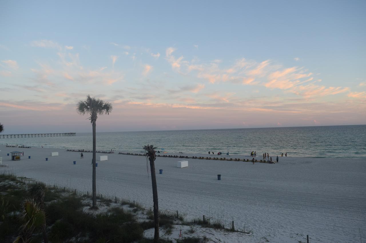 Days Inn By Wyndham Panama City Beach/Ocean Front Exterior photo